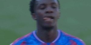 范大将军现场见证恩凯提亚登场1分钟假摔染黄 10分钟便被罚下